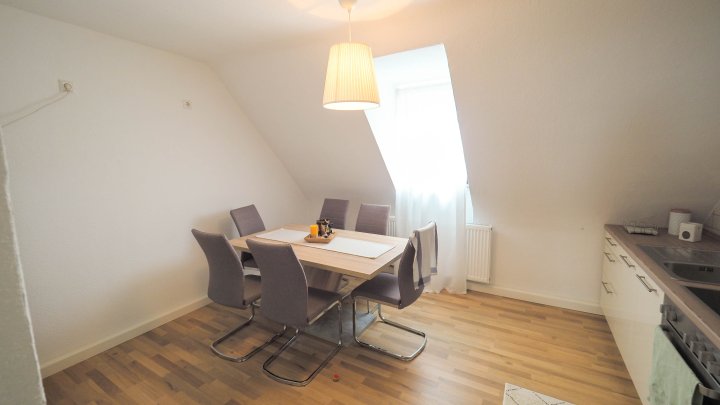 AM FASANERIEBERG - Gepflegte 3-ZKB Dachgeschosswohnung mit EBK in Zweibrücken-Stadt