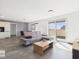 Wohn-/Esszimmer mit Zugang zum Balkon