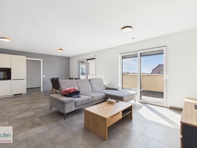 Wohn-/Esszimmer mit Zugang zum Balkon