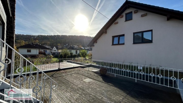 PERL: 95 M² RENOVIERTE WOHNUNG IN SEHR GUTER WOHNLAGE + GROßER BALKON!