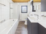 Bad mit Dusche und Badewanne OG