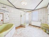 Bad mit Dusche und Badewanne OG