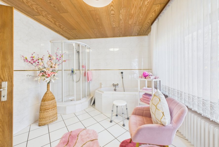 Badezimmer mit Dusche und Badewanne
