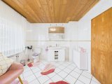 Badezimmer mit Dusche und Badewanne