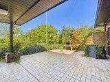 Terrasse halb überdacht mit Garten