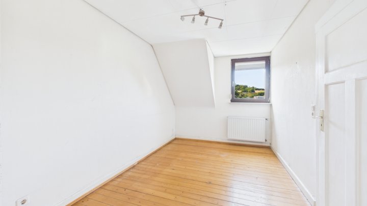 Doppelhaushälfte mit zwei Wohneinheiten – renovierungsbedürftig und vielseitig nutzbar