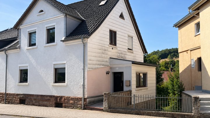 Doppelhaushälfte mit zwei Wohneinheiten – renovierungsbedürftig und vielseitig nutzbar