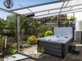 Terrasse am Haus mit Whirlpool 