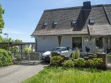 Hausansicht mit Stellplätzen