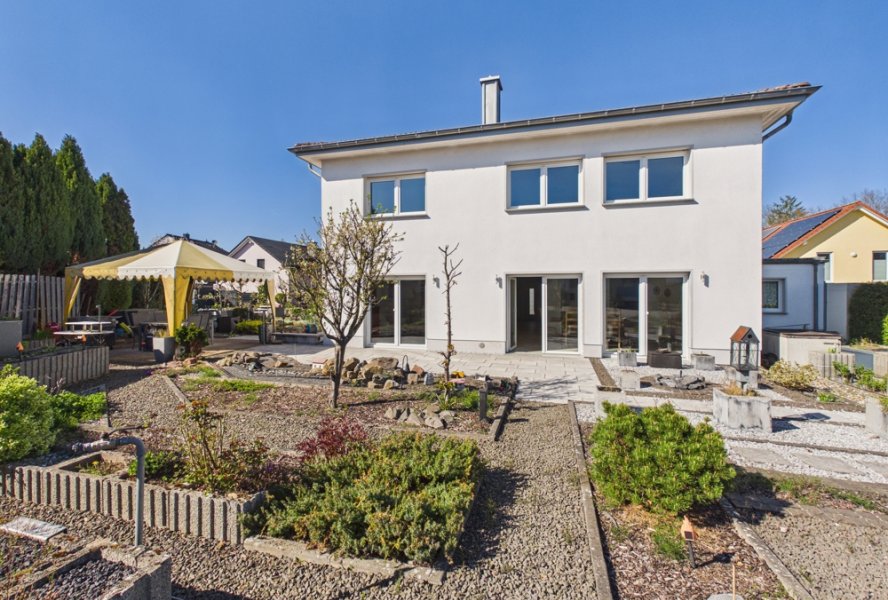 Rückansicht mit Garten und Terrasse