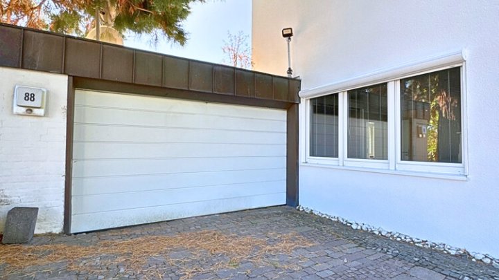 Hochwertig modernisiertes freistehendes Villenanwesen in schöner Lage