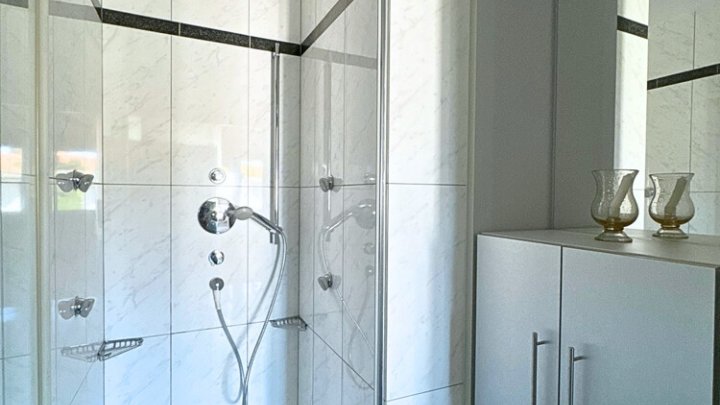 Hochwertig modernisiertes freistehendes Villenanwesen in schöner Lage