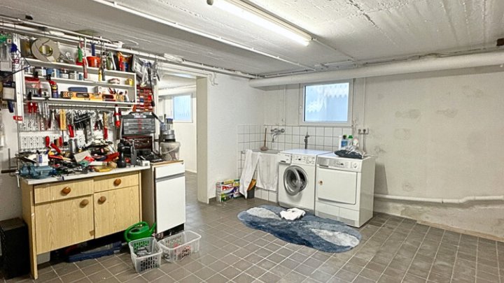 Hochwertig modernisiertes freistehendes Villenanwesen in schöner Lage