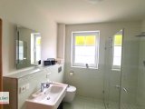 Tageslichtbad mit bodengleicher Dusche