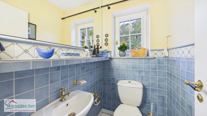 CHARMANTES, IN FRANZÖSISCHEM LANDHAUSSTIL ERRICHTETES WOHNHAUS IN EINZIGARTIGER WOHNLAGE