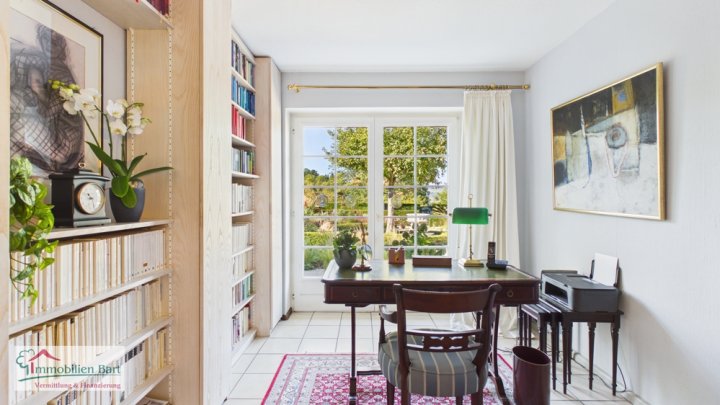 CHARMANTES, IN FRANZÖSISCHEM LANDHAUSSTIL ERRICHTETES WOHNHAUS IN EINZIGARTIGER WOHNLAGE