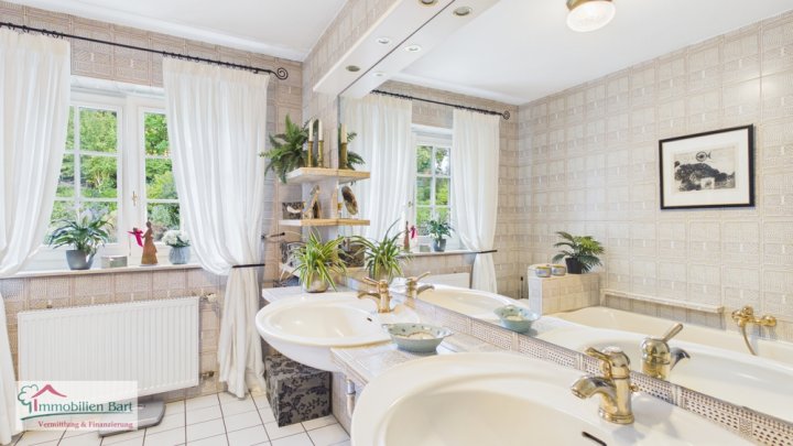 CHARMANTES, IN FRANZÖSISCHEM LANDHAUSSTIL ERRICHTETES WOHNHAUS IN EINZIGARTIGER WOHNLAGE