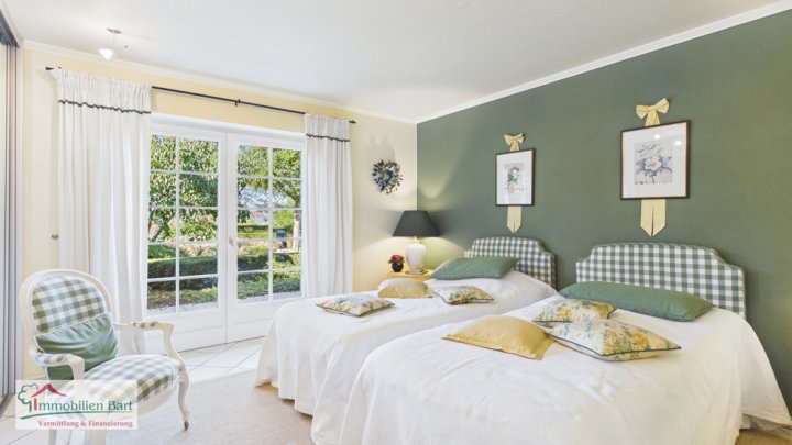 CHARMANTES, IN FRANZÖSISCHEM LANDHAUSSTIL ERRICHTETES WOHNHAUS IN EINZIGARTIGER WOHNLAGE