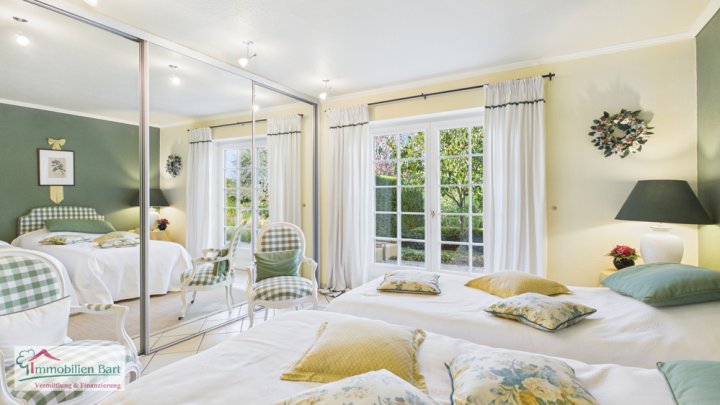 CHARMANTES, IN FRANZÖSISCHEM LANDHAUSSTIL ERRICHTETES WOHNHAUS IN EINZIGARTIGER WOHNLAGE