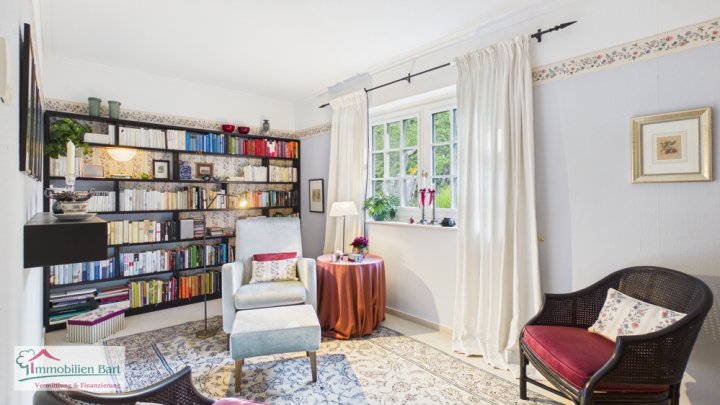 CHARMANTES, IN FRANZÖSISCHEM LANDHAUSSTIL ERRICHTETES WOHNHAUS IN EINZIGARTIGER WOHNLAGE