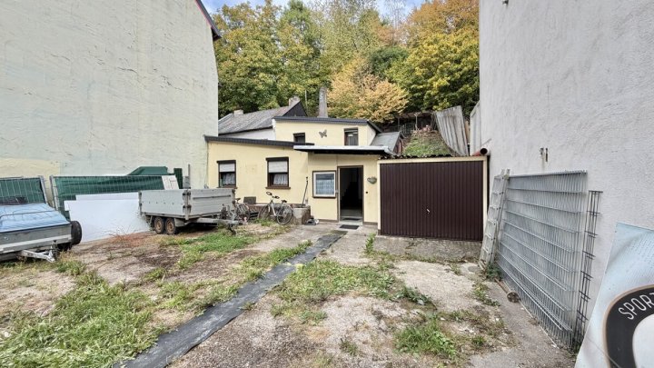 Wohnhaus mit 2 Wohneinheiten auf attraktivem Grundstück -Potenzial zur Neubebauung