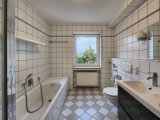 5 Tageslicht-Bad mit Doppelwaschbecken, Badewanne und Dusche