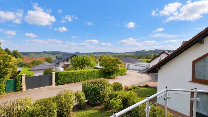 3-Zimmer-Gartenwohnung mit Balkon, Terrasse, Fernblick und Garage