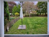 7 Blick von der Südwest-Terrasse in den der Wohnung zugeordneten Gartenanteil
