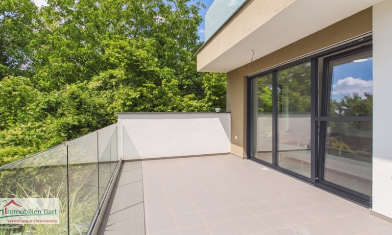 DIREKTE GRENZNÄHE: 86 M² SOUTERRAINWOHNUNG / 2 SCHLAFZIMMER / GROßE TERRASSE / STELLPLATZ