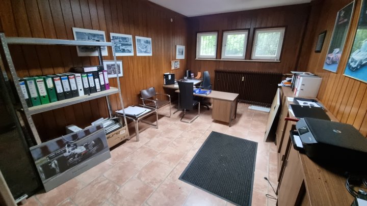Halle mit zugehörigen Büroräumen zu vermieten