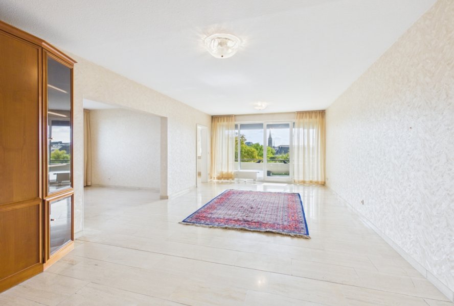 Wohnen sehr geräumig mit Loggia