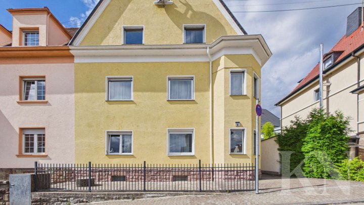 Wohnen, vermieten oder Mehrgenerationenwohnen – Dreifamilienhaus in Saarbrücken