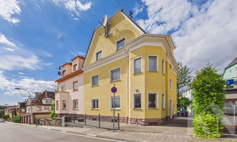 Wohnen, vermieten oder Mehrgenerationenwohnen – Dreifamilienhaus in Saarbrücken