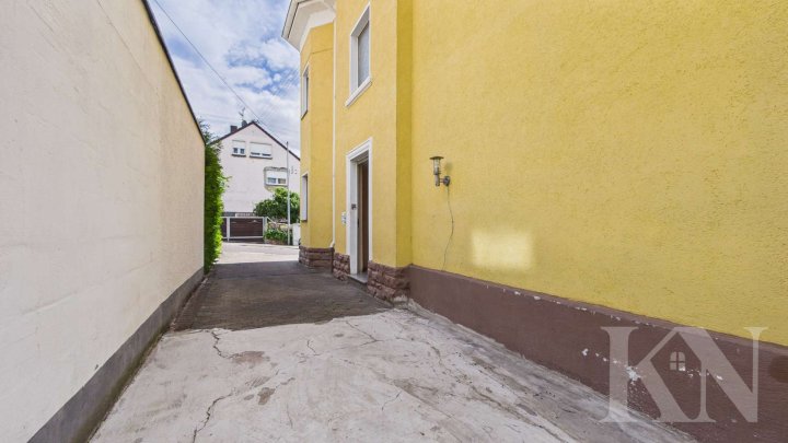 Wohnen, vermieten oder Mehrgenerationenwohnen – Dreifamilienhaus in Saarbrücken