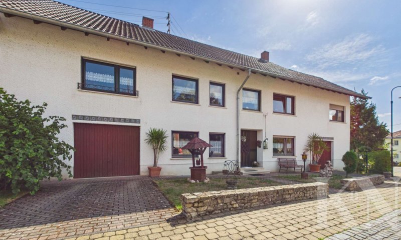 Ein- bis Zweifamilienhaus mit großem Grundstück, zwei Balkonen und Ausbaupotenzial in Gersheim!