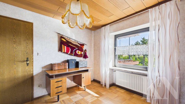 Ein- bis Zweifamilienhaus mit großem Grundstück, zwei Balkonen und Ausbaupotenzial in Gersheim!
