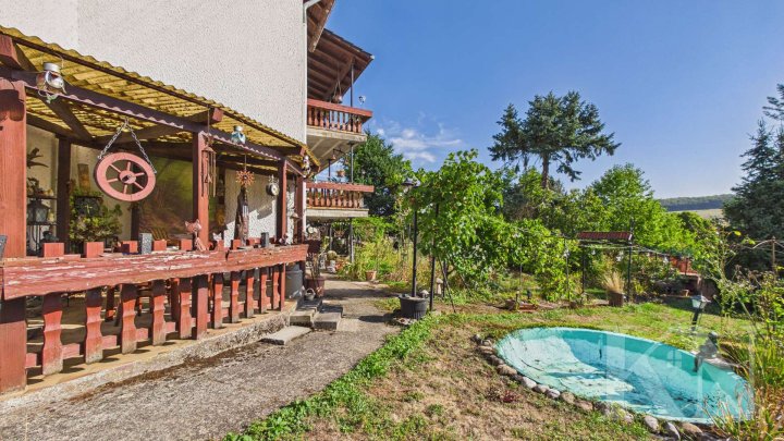 Ein- bis Zweifamilienhaus mit großem Grundstück, zwei Balkonen und Ausbaupotenzial in Gersheim!