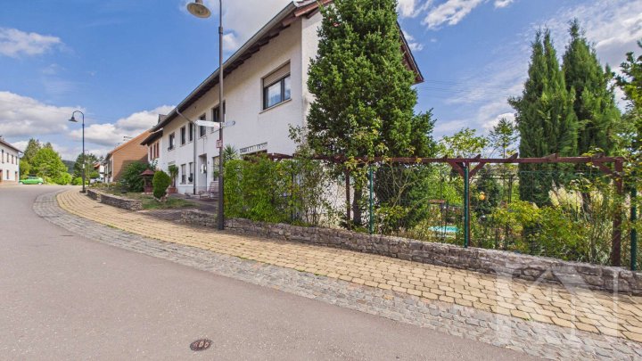 Ein- bis Zweifamilienhaus mit großem Grundstück, zwei Balkonen und Ausbaupotenzial in Gersheim!