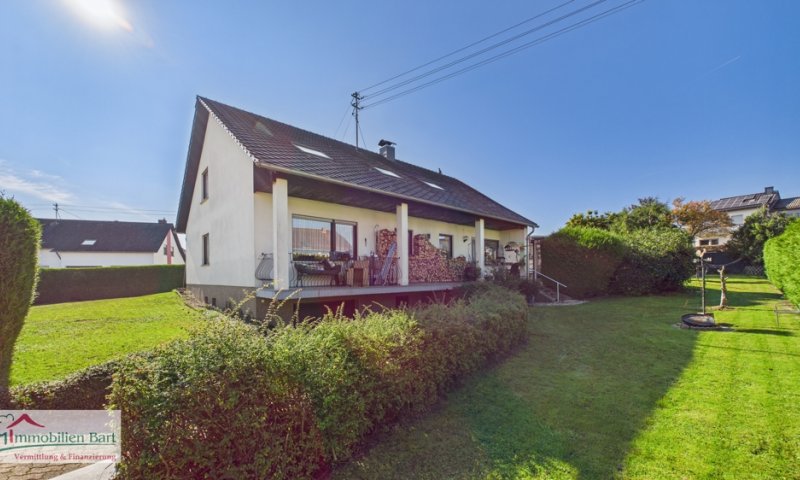 ORSCHOLZ: WOHNHAUS MIT 3 HOHEN GARAGEN AUF 12 AR & GRENZNÄHE LUXEMBURG