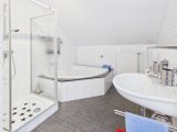 mit Dusche und Badewanne