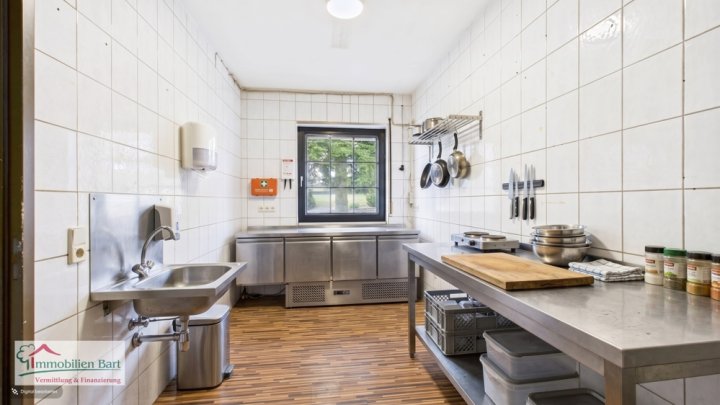 VIELSEITIGE VERWENDUNG: 325 M², WOHN UND NUTZFLÄCHE, GARAGEN UND GARTEN IN GRENZNÄHE