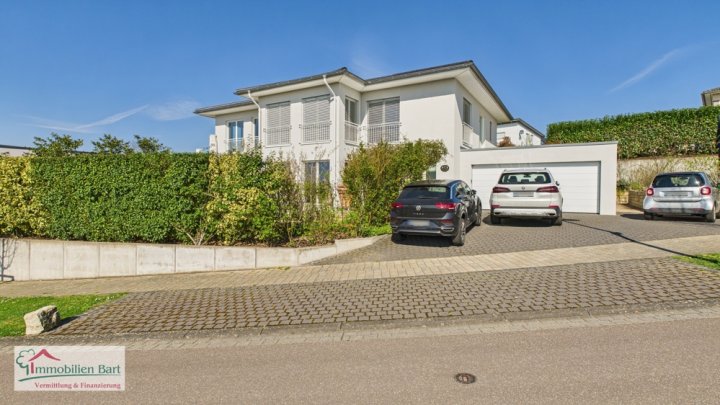 DESIGNERVILLA MIT POOL AN DER LUXEMBURGISCHEN GRENZE!