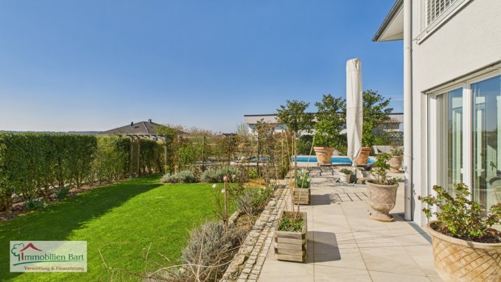 DESIGNERVILLA MIT POOL AN DER LUXEMBURGISCHEN GRENZE!