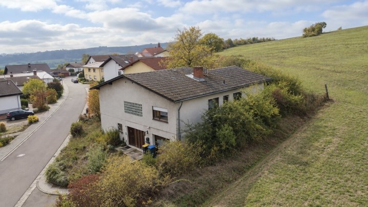 Einfamilienhaus mit Einliegerwohnung in ruhiger, naturnaher Höhenlage