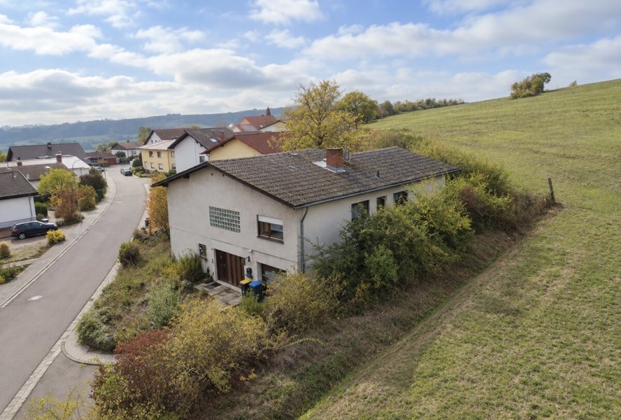 Herbstliches Dorfpanorama mit Haus am Feldrand