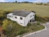 Verwittertes Landhaus am weiten Feld