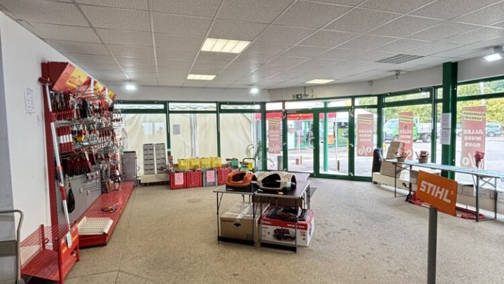 Freistehende Ladenfläche / Halle mit Parkplätzen / B51 Gewerbegebiet Neumühler Weg