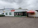 Gebäude mit Parkplätzen