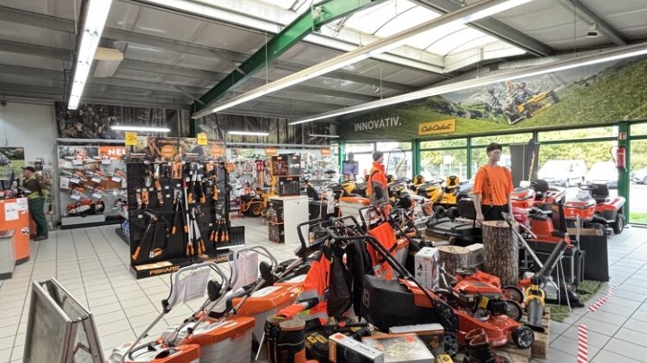 Freistehende Ladenfläche / Halle mit Parkplätzen / B51 Gewerbegebiet Neumühler Weg