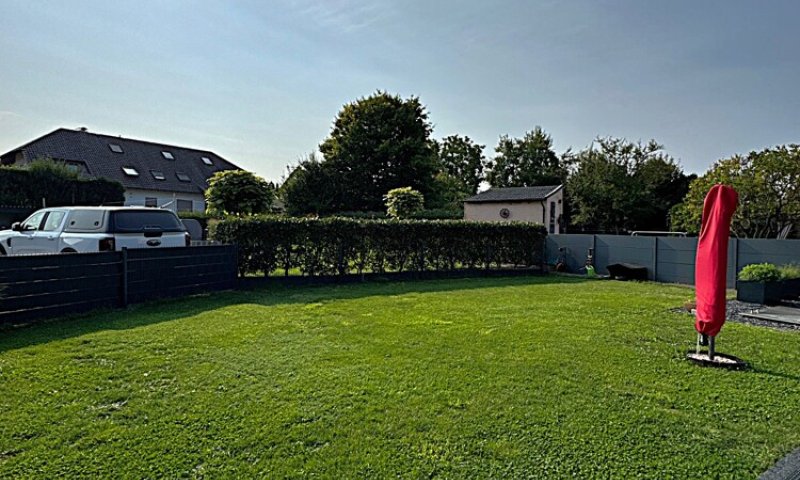 Großzügige Wohnung mit EBK, eigenem Eingang, Garten & 2 Stellplätzen